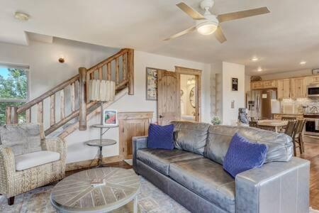Cabin~Views~Heart Of Town~W&D~Fireplace~Kitchen Woodland Park Exterior photo